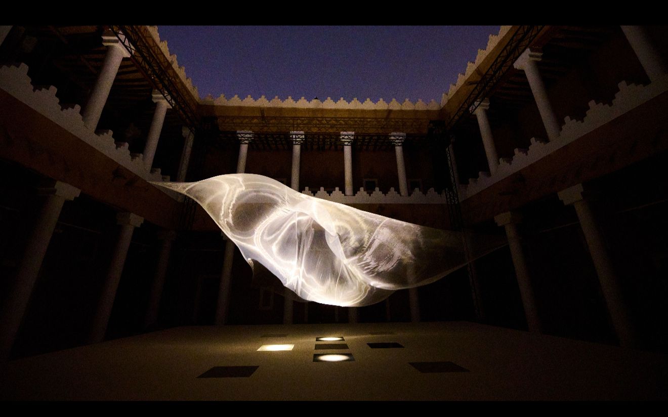 Infinity mirror room